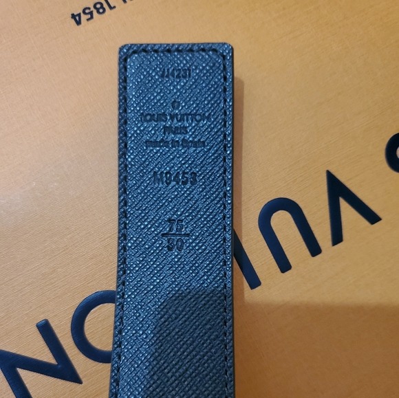 Authentic Louis Vuitton Reversable LV INITIALES 30MM Belt - Picture 10 of 10
